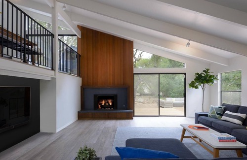 Upper Riviera House | 4 Bedroom Modern Oasis Surrounded by Oaks.