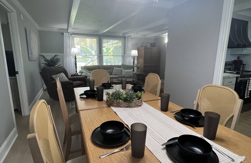 Summerfield Cottage | 4 bedroom Retreat Sleeps 11 with Dock on Lake Weir near The Villages & Orlando