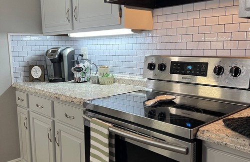 Summerfield Cottage | 4 bedroom Retreat Sleeps 11 with Dock on Lake Weir near The Villages & Orlando