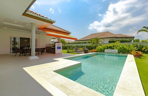 Hua Hin Villa | 4 Bedroom Villa, Large Tropical Garden (MS30)