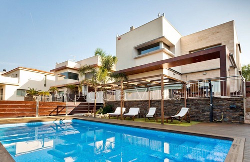 Sant Pere de Ribes Villa | 4 bedrooms full equiped villa up to 10 people 5mn from Sitges, Barcelona