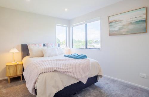Botany Downs Villa | 4 bedrooms Retreat with Netflix with Prime Location