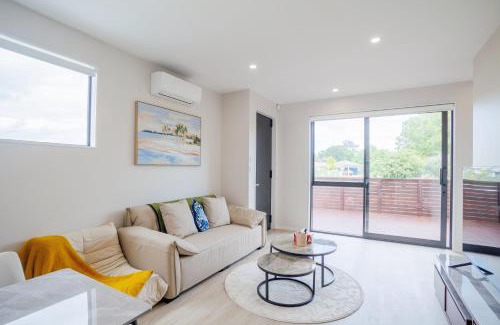 Botany Downs Villa | 4 bedrooms Retreat with Netflix with Prime Location