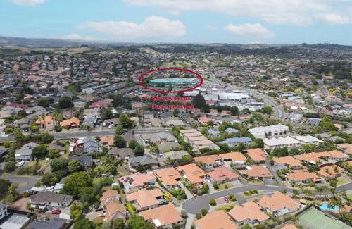 Botany Downs Villa | 4 bedrooms Retreat with Netflix with Prime Location