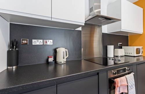 Stoke-on-Trent House | 4 Beds | 3 Bath(2-ensuites)| Free Parking | 75Mbps