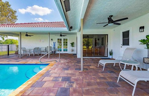 Jog Road House | 4 BR 3.5 w/pool. Near Delray Beach and Wellington