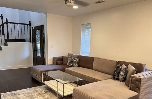 Briarforest Villa | 4 BR Villa ,Patio,Hottub,2 backyard near highway close to Med center