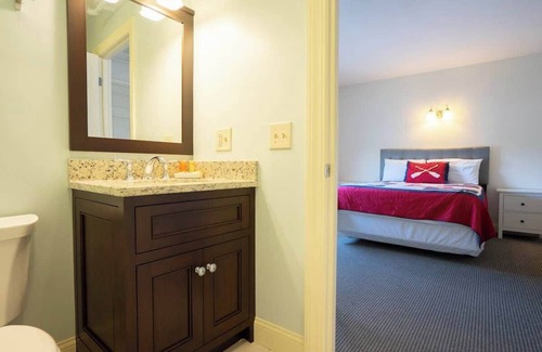 Middletown Hotel | #4 | Comfy Room w/Queen-bed