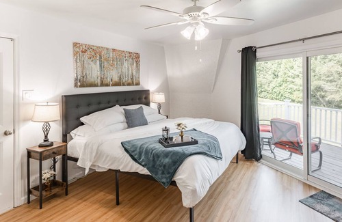 Normal House | 4 King Beds - Garage - Fast Gig WiFi - Huge Yard