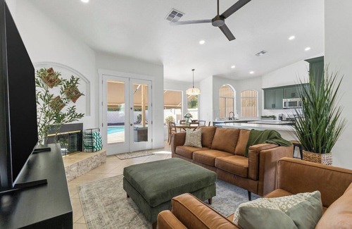 Garden Lakes House | 4 King Size Beds - HotTub & Pool