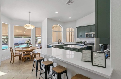 Garden Lakes House | 4 King Size Beds - HotTub & Pool