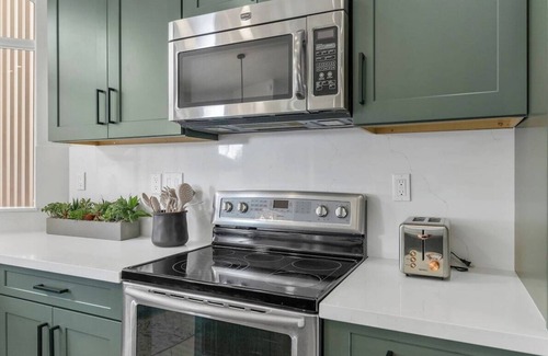 Garden Lakes House | 4 King Size Beds - HotTub & Pool