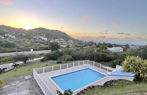 Marigot Apartment | 4-bed apartment with sea view in residence with swimming pool