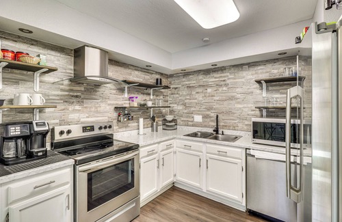 Parker Lane Condo | 4 Mi to Dtwn: Gem w/Pool Access & Patio in Austin