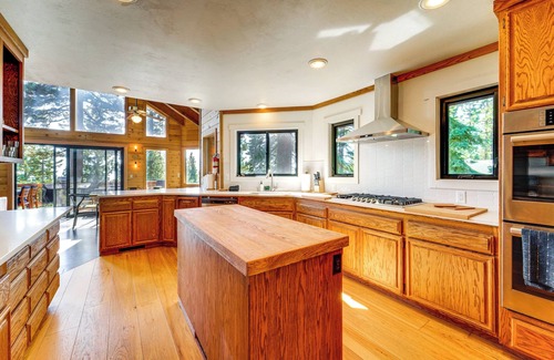 Kingswood Estates Cabin | 4 Mi to Lake Tahoe: Family Cabin w/3 Decks!