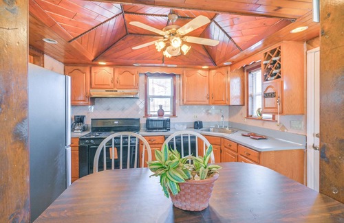 West Babylon House | 4 Mi to LIRR Station: 'Nice Home' in West Babylon!