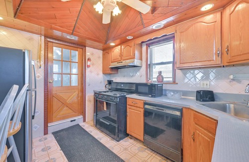 West Babylon House | 4 Mi to LIRR Station: 'Nice Home' in West Babylon!