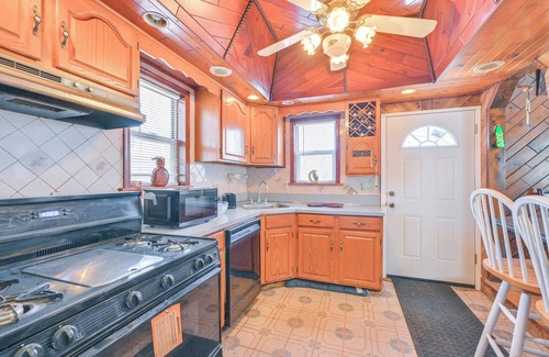 West Babylon House | 4 Mi to LIRR Station: 'Nice Home' in West Babylon!
