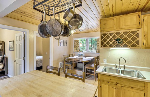 Pinetop-Lakeside Cottage | 4 Mi to Rainbow Lake! Serene Home w/Deck