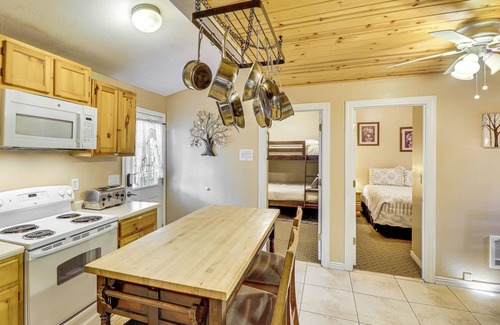 Pinetop-Lakeside Cottage | 4 Mi to Rainbow Lake! Serene Home w/Deck