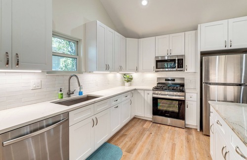 Highland House | 4 Mi to UT Austin: Bright & Modern Family Home