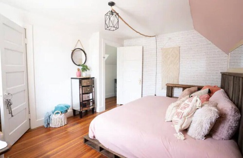 Norwichtown House | 4 miles to Mohegan Sun, easy highway access