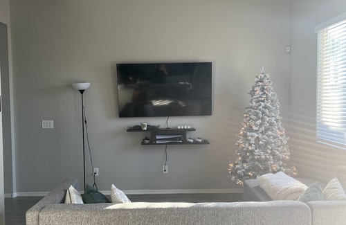 Maryvale Village House | 4 min drive to cardinals State Farm stadium with beautiful yard and high ceiling