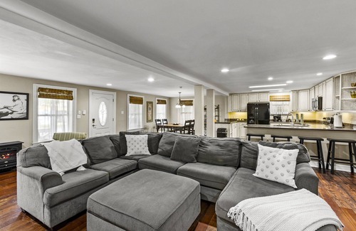 San Jacinto House | 4 Min. Walk to Beach, Great for Groups or Families