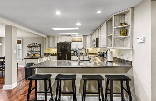 San Jacinto House | 4 Min. Walk to Beach, Great for Groups or Families