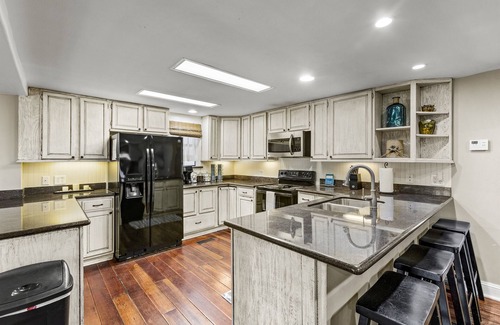 San Jacinto House | 4 Min. Walk to Beach, Great for Groups or Families