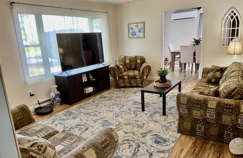Moorefield House | 4 Minutes from Moorefield! Pet Friendly! 3 Bedroom!