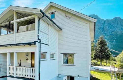 Austvagoy Apartment | 4 person holiday home in LAUPSTAD