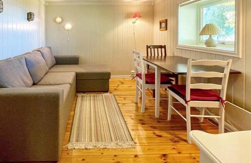 Austvagoy Apartment | 4 person holiday home in LAUPSTAD