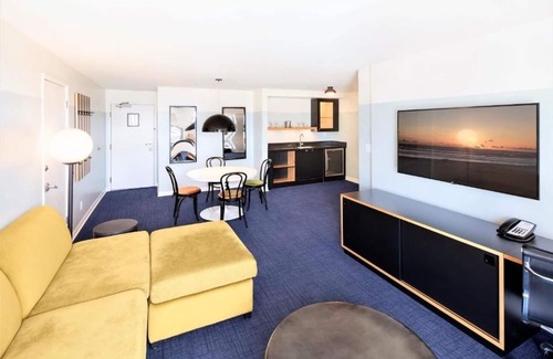 Venice Hotel | 4 Relaxing Rooms Near Venice Pier & Beach Fun | Rooftop | Free Breakfast