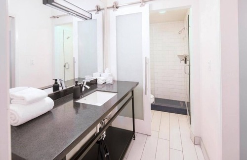 Venice Hotel | 4 Relaxing Rooms Near Venice Pier & Beach Fun | Rooftop | Free Breakfast