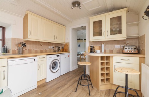 Peel Cottage | 4 Shore Road - a holiday cottage that sleeps 6 guests in 4 bedrooms