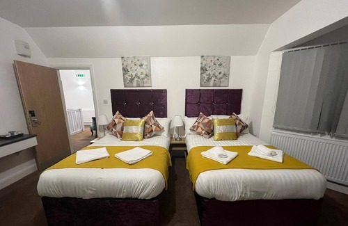 Frampton Hotel | 4 Sisters Inn