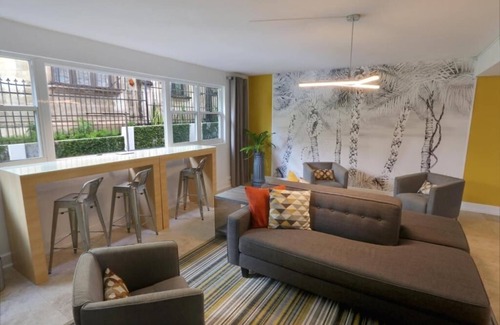 Miramar Hotel | 4 Sleek Units in Central Location – Steps to Lagoon & Historic Tours
