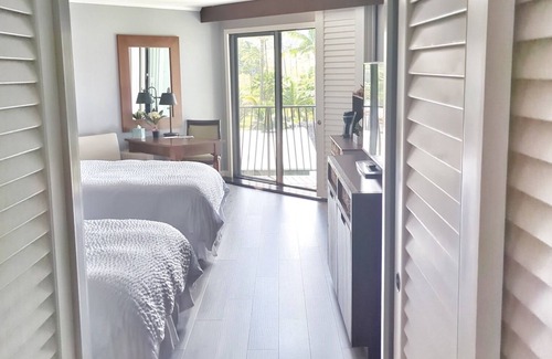 Hanamaulu Resort | 4 Star Beachfront Resort. AC. Lanai. Restaurant. Pool. Gym. Spa.