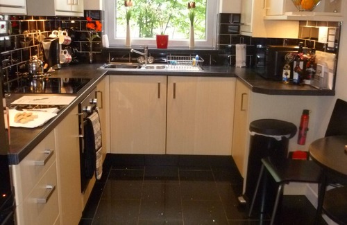 Pollokshields Apartment | 4 Star Sherbrooke One-Bedroom Apartment, Pollokshields, Glasgow - Quiet Location