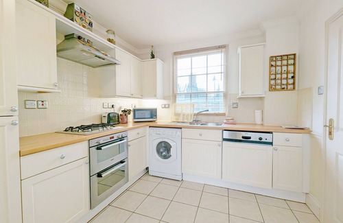 Midhurst Cottage | 4 The Clockhouse , Midhurst - sleeps 4 guests in 2 bedrooms