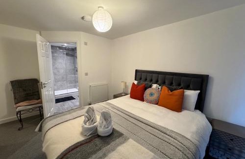 Huntingdon Apartment | 4 Town centre, Free off road parking, entire flat