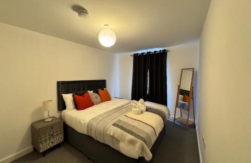 Huntingdon Apartment | 4 Town centre, Free off road parking, entire flat