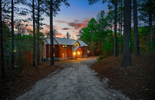 Broken Bow Cabin | 40% Off Sleeps 18 Walk2Town Hot Tub Firepit Covered Deck Playground Game Room