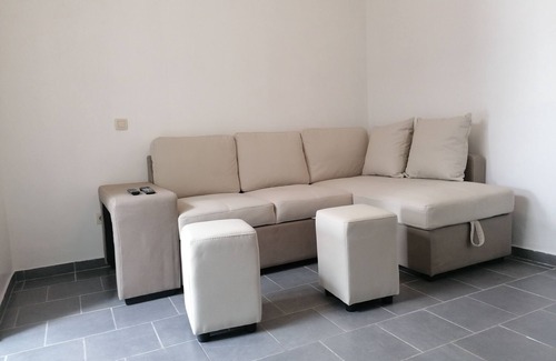 Mons House | 40 square-meter studio with wifi, TV, refrigerator and 1 sofa bed.