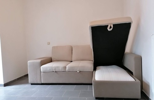 Mons House | 40 square-meter studio with wifi, TV, refrigerator and 1 sofa bed.