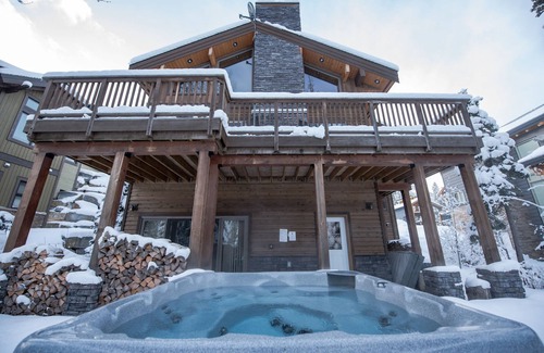 Golden Ski Chalet | 4000 sqft chalet on ski hills and mountain bike trails, hot tub, 10 adults/4kids