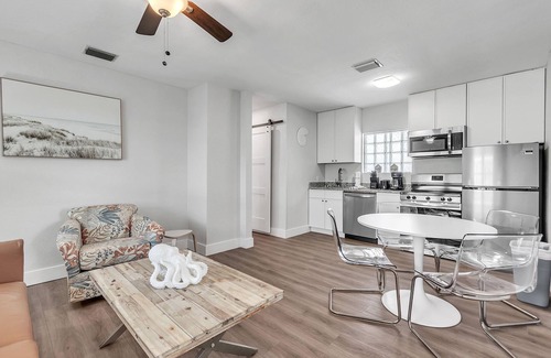 Treasure Island Condo | 🌴400ft to the BEACH☀Shared/Heated Pool🐬Bungalows #7🌞BBQ Grills🐶Dogs Welcome!