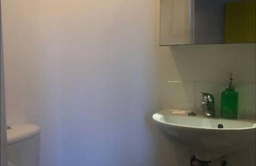 Auckland Central Business District Apartment | 401/138 Anzac Av · Auckland City Apt Wi-fi & possible carpark
