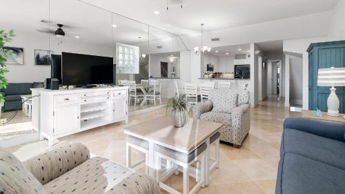 Rock Harbor Apartment | 412 Mariners Club